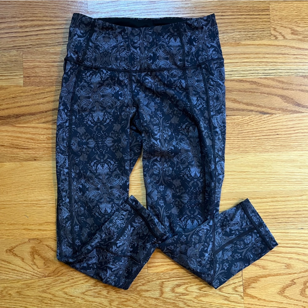 Victoria’s Secret sport knockout capris paisley print size small